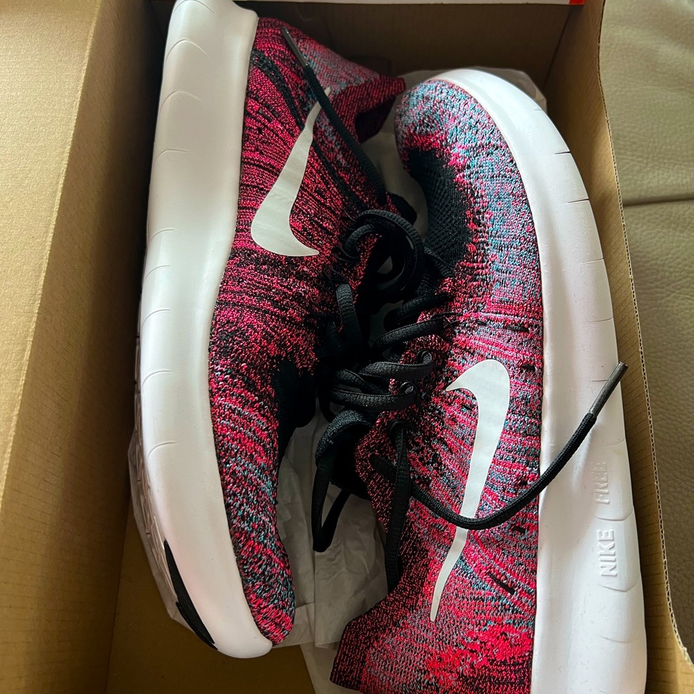 NEW WMNS NIKE FREE RN FLYKNIT SIZE 10